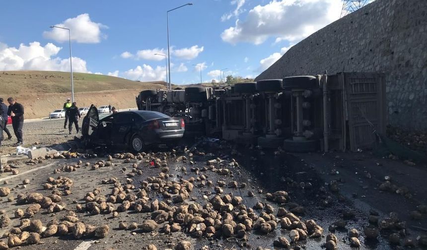 Tırın altında kalan otomobilde 4 kişi öldü