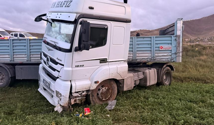 Van-Bitlis yolunda tır şarampole yuvarlandı: Biri ağır 2 yaralı