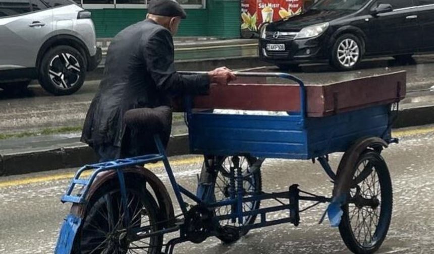 Van'da yağışa hazırlıksız yakalanan vatandaşlar iş yerlerine sığındı