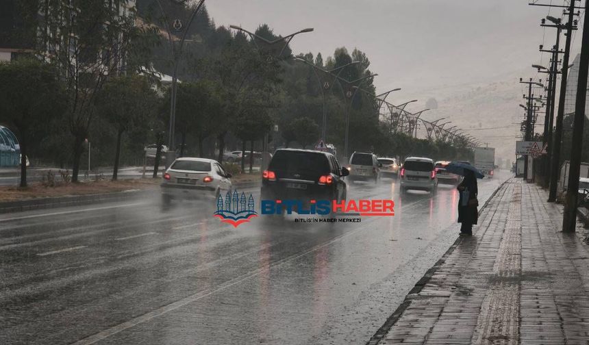 Bitlis’te sağanak yağış etkili oldu: Vatandaşlar zor anlar yaşadı